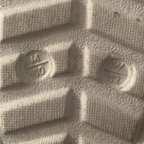 M10/W/12 CROCS Women's White Fuzzy Lined Moccasins - Picture 5 of 5